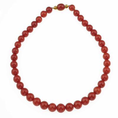 Collana con boules di corallo, fermaglio in oro giallo 750/1000