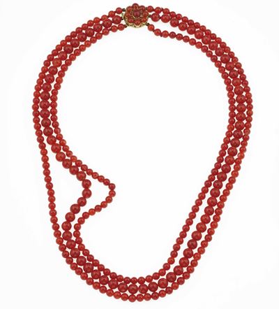 Collana a tre fili di corallo, con fermaglio in oro giallo 750/1000