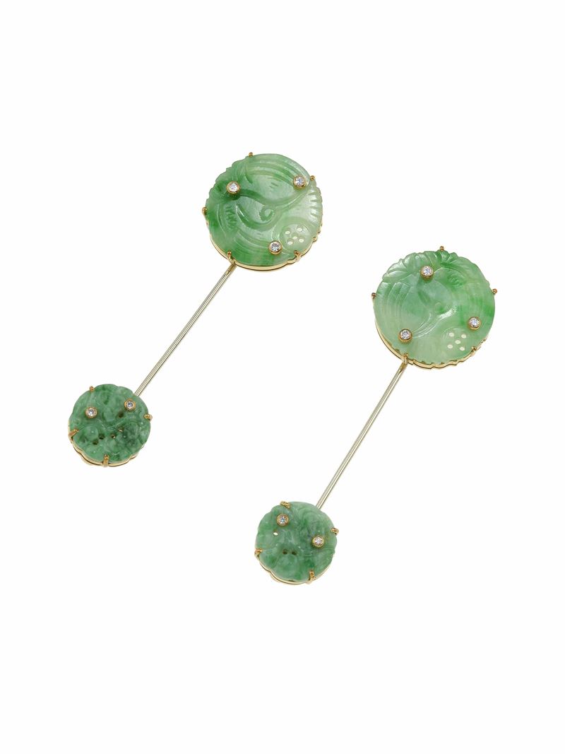 Due spille con giadeiti incise e piccoli diamanti  - Asta Fine Jewels - Cambi Casa d'Aste