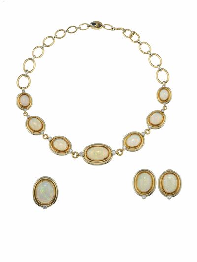 Parure in oro 750/1000 con opale nobile, diamanti: girocollo, orecchini e anello
