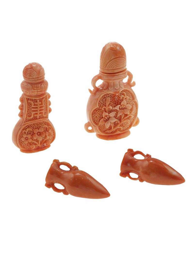 Quattro piccoli oggetti in corallo inciso  - Asta Fine Jewels - Cambi Casa d'Aste