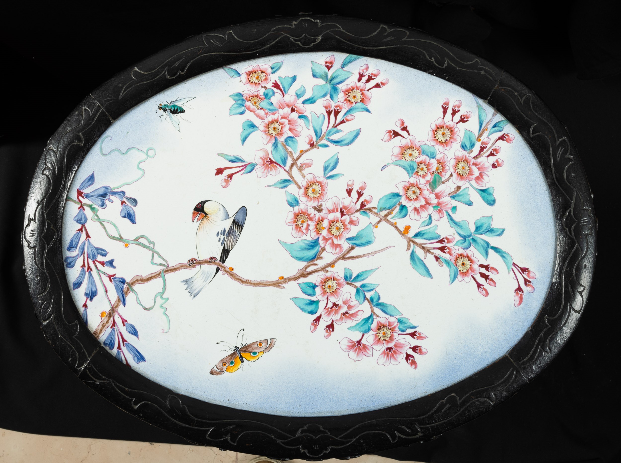 Tavolino con placche in porcellana raffigurati soggetti naturalistici con rami in fiore, Cina, Re...