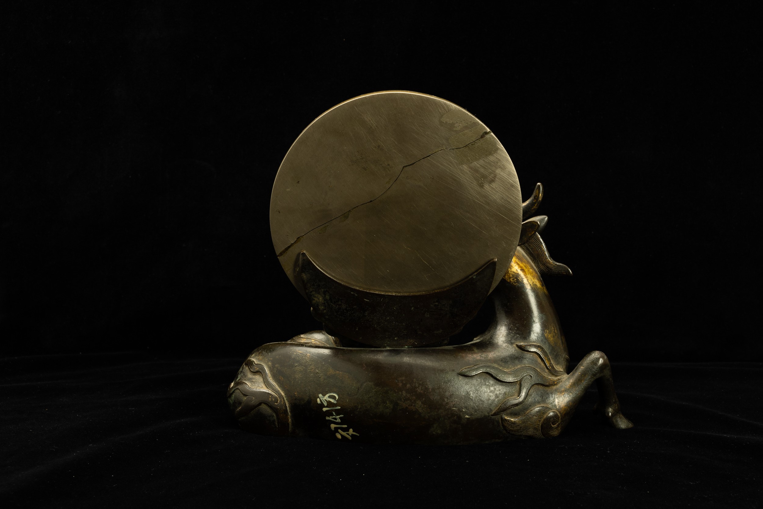 Portaspecchio in Bronzo Parzialmente Dorato a Forma di Bufalo e Placca da Specchio con Decori a R...