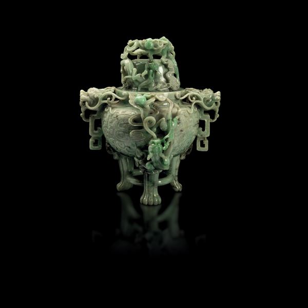 Vaso con coperchio scolpito in giadeite con sfumature green apple, mascheroni, figure di draghetti a rilievo e decori incisi, Cina, Dinastia Qing, XIX secolo
