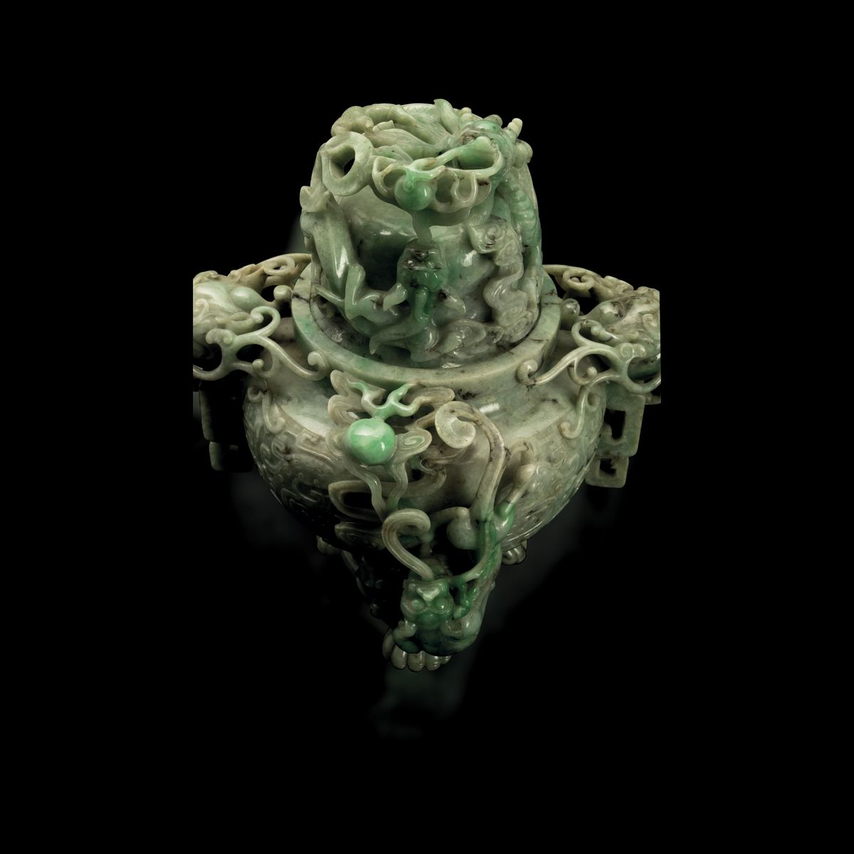 Vaso con Coperchio Scolpito in Giadeite con Sfumature Green Apple, Mascheroni, Figure di Draghett...
