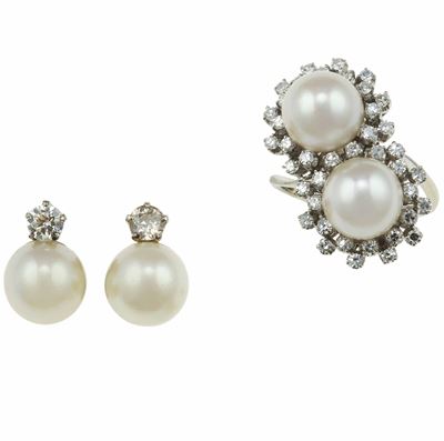 Lotto Costituito da un Anello Contrariè e un Paio di Orecchini con Perle e Diamanti