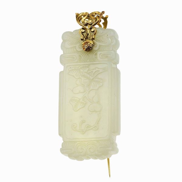 Spillone con giadeite incisa