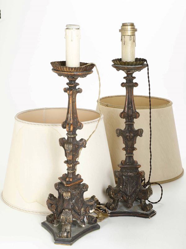 Coppia di candelieri in legno intagliato e dipinto. XVIII secolo