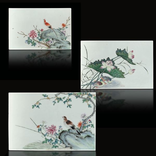 Tre placche in porcellana raffiguranti soggetti naturalistici con fiori e uccellini, Cina, Dinastia Qing, XIX secolo