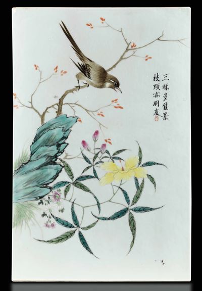 Placca in Porcellana Raffigurante Uccellino tra i Rami, Fiori e Iscrizione, Cina, Dinastia Qing, ...