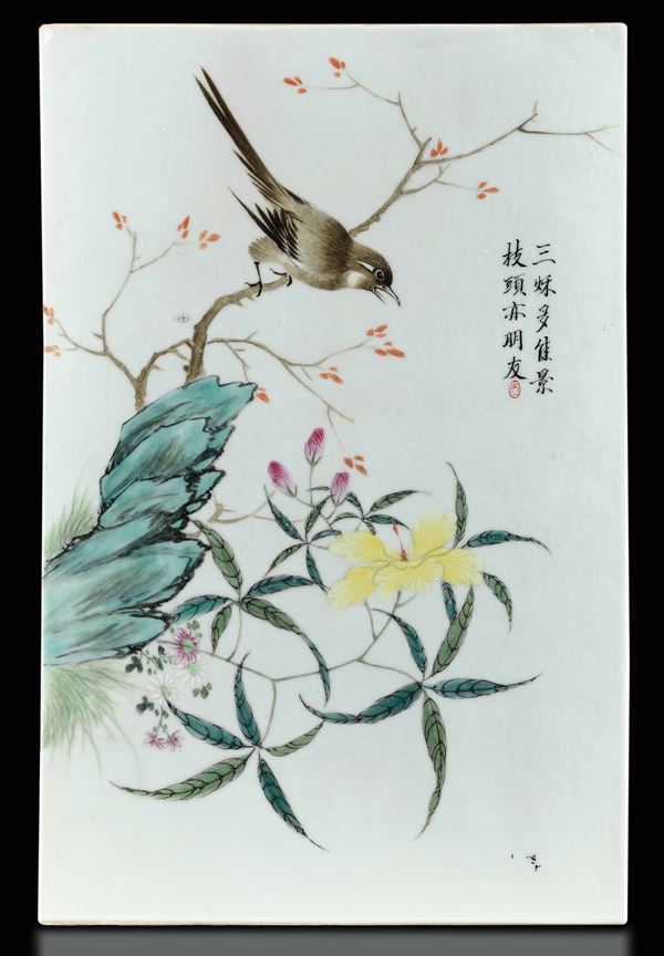 Placca in porcellana raffigurante uccellino tra i rami, fiori e iscrizione, Cina, Dinastia Qing, fine XIX secolo