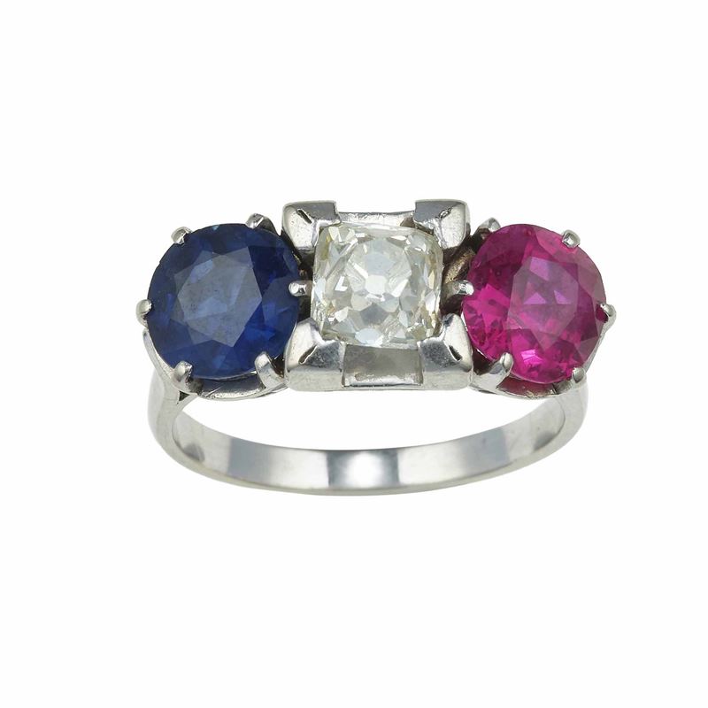 Anello con diamante, zaffiro Sri Lanka e rubino Burma, nessuna indicazione di trattamento termico  - Asta Fine Jewels - Cambi Casa d'Aste