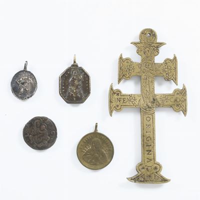 Lotto di Cinque Bronzi Devozionali (una Croce, Tre Medagliette, una Moneta), Varie Epoche e Manif...