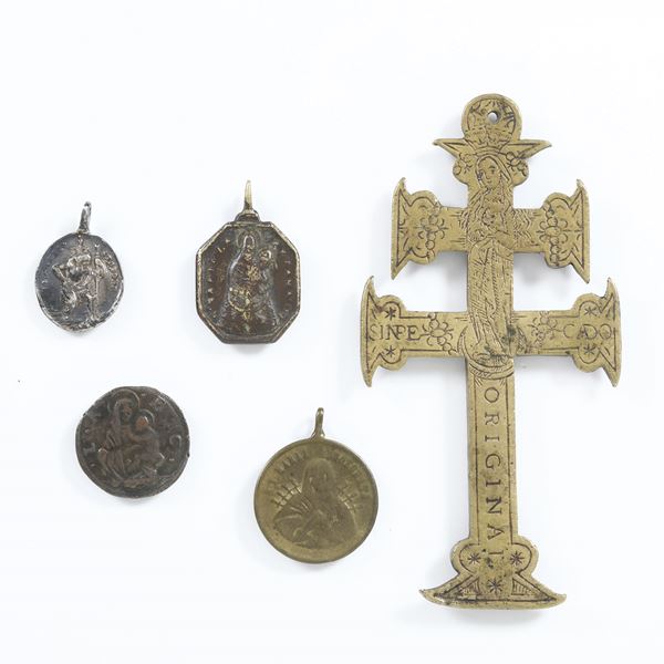 Lotto di cinque bronzi devozionali (una croce, tre medagliette, una moneta), varie epoche e manifatture