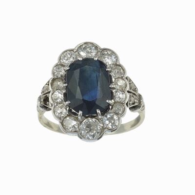 Anello con Zaffiro Ovale e Diamanti