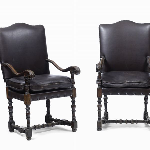 Coppia di poltrone in noce a rocchetto. Fine XVIII, inizi XIX secolo