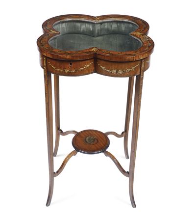 Vetrinetta a Quadrifoglio in Satinwood Dipinto. Inghilterra, XIX Secolo