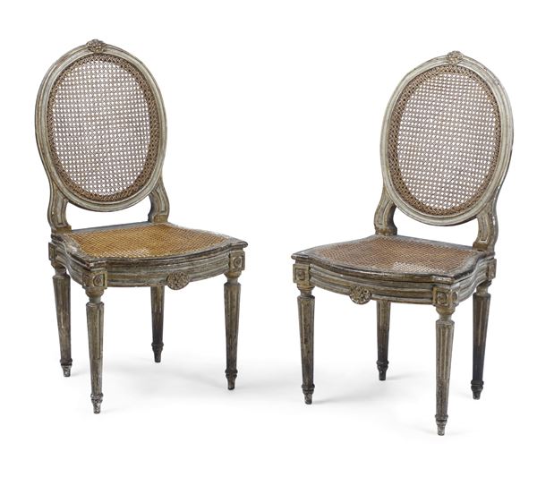 Coppia di sedie in legno laccato e intagliato. Francia, XVIII secolo