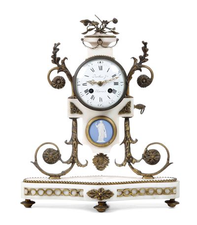 Pendola a Portico in Alabastro, Metallo Dorato, con Placchette in Biscuit. Francia, XIX Secolo