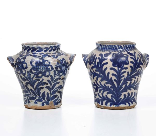 Due vasi in terracotta.  Caltagirone (?), XIX-XX secolo.