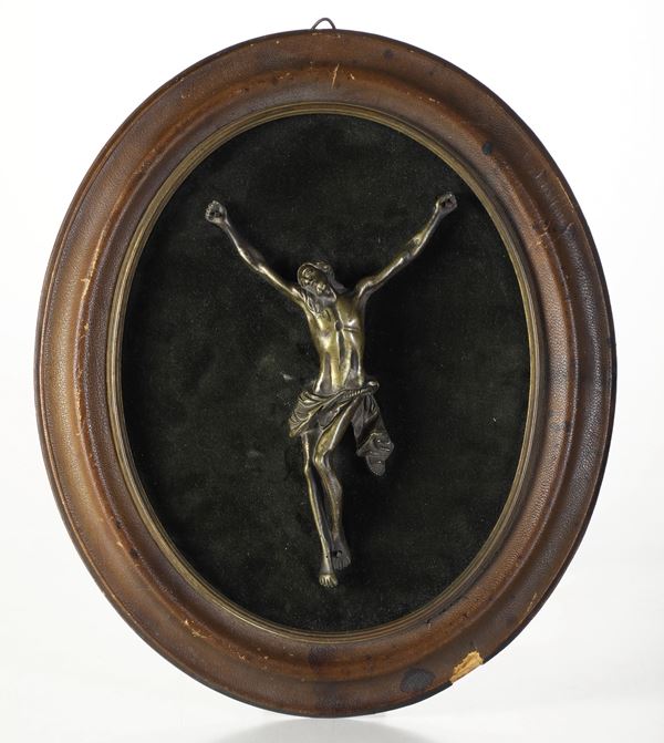 Crocifisso in metallo argentato. Italia meridionale, probabilmente XIX secolo