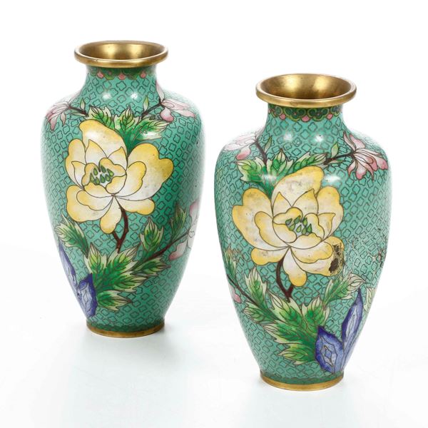 Coppia di vasi in smalto policromo a decoro floreale, Cina, XX secolo