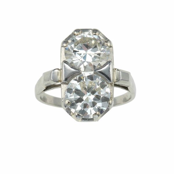 Anello con diamanti taglio brillante di ct 1.95 e ct 2.06 colori J, caratteristiche interne SI1 e VS2 fluorescenza UV nulla e debole/azzurra