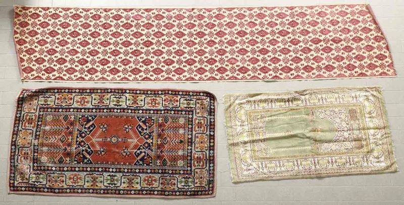 Lotto di due tappeti fatti a macchina ed un tessuto damasco  - Auction Carpets - Cambi Casa d'Aste