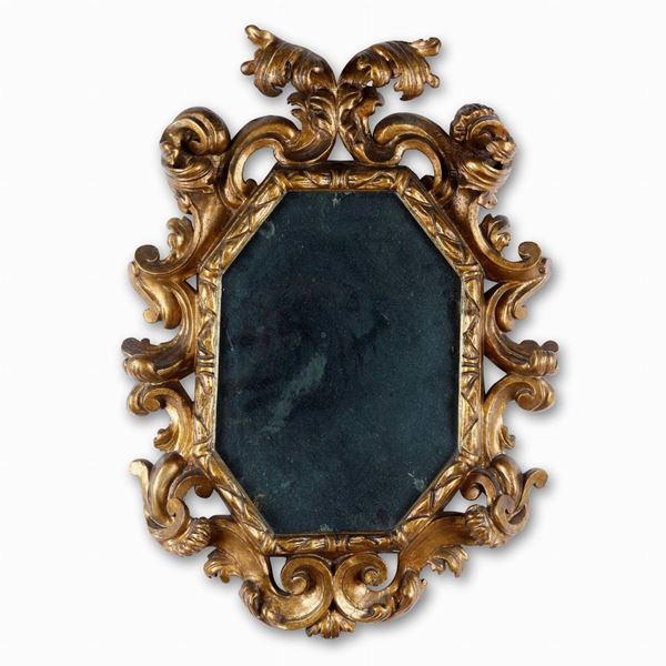 Specchiera in legno intagliato e dorato. XX secolo