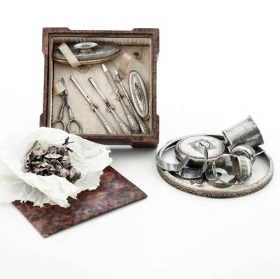 Necessaire Entro Custodia e Insieme di Piccoli Argenti. Varie Manifatture e Materiali del XX Seco...
