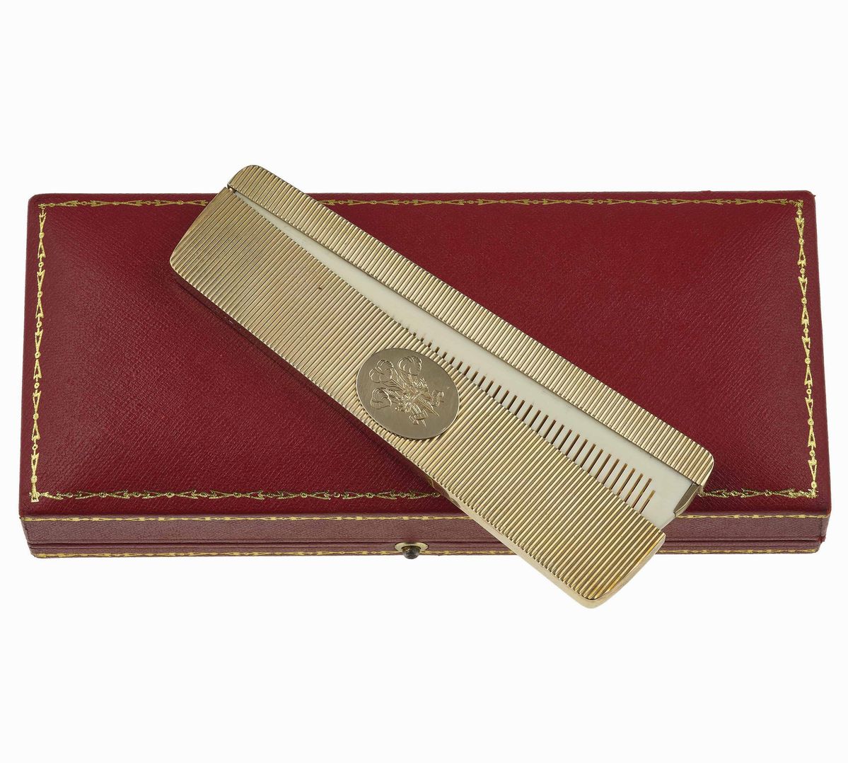 Cartier London, Pettine in oro 9 kt con placcatura in oro 22 kt con emblema del Principe di Galle...