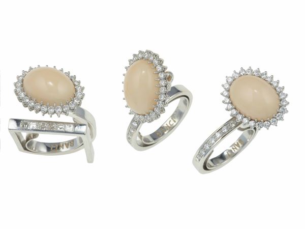 Tre anelli con coralli rosa e diamanti