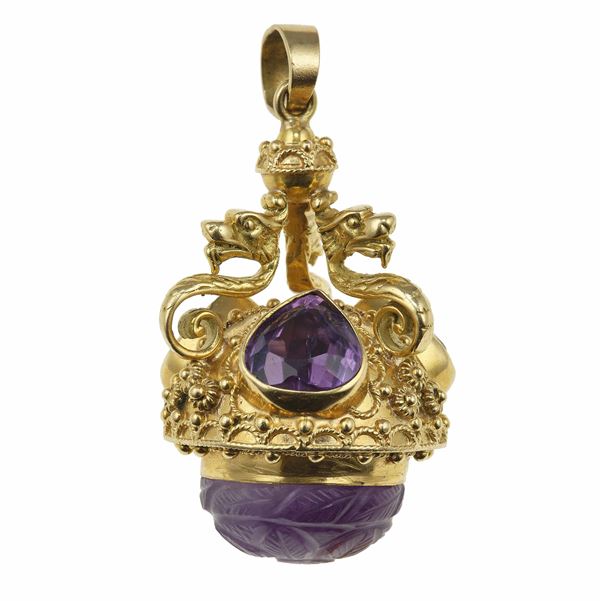 Carved amethyst and gold pendant