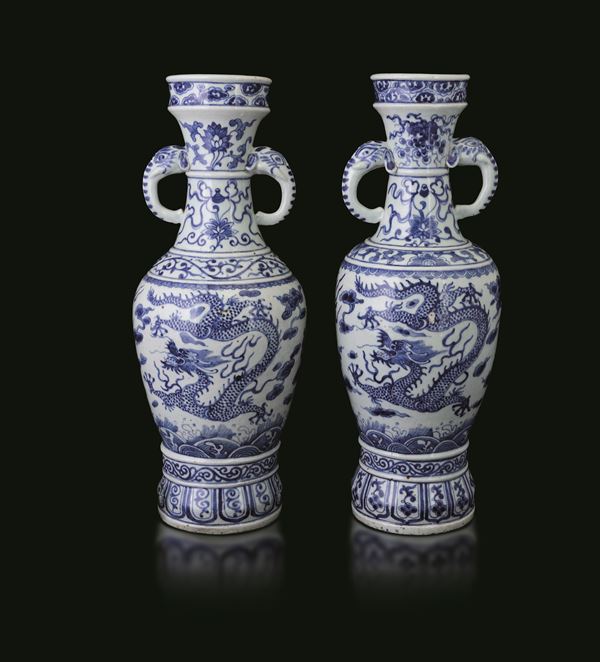 Coppia di vasi biansati in porcellana bianca e blu raffiguranti draghi a decoro floreale, Cina, XX secolo