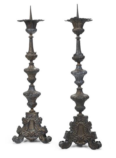 Coppia di Candelieri in Metallo Sbalzato con Struttura Interna in Legno. XVIII Secolo