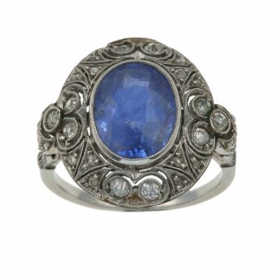 Anello con zaffiro del Sri Lanka e montatura in oro bianco 750/1000 (mis. IT 8)