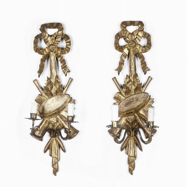 Coppia di appliques in legno intagliato e dorato. XIX secolo