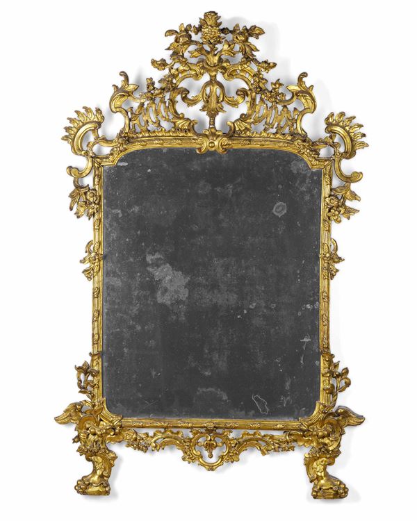 Specchiera in legno intagliato, traforato e dorato. XVIII secolo
