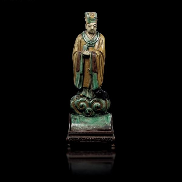 Grande figura di dignitario in stoneware sancai nei toni del giallo e verde, Cina, Dinastia Ming, XVI secolo