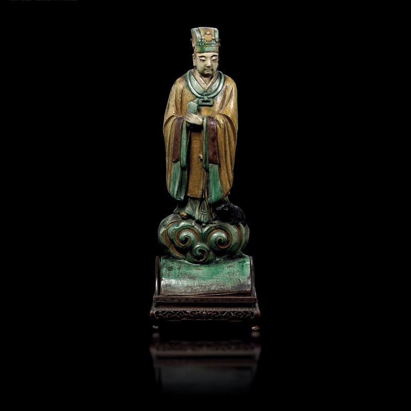Grande figura di dignitario in stoneware sancai nei toni del giallo e verde, Cina, Dinastia Ming, XVI secolo  - Asta Fine Chinese Works of Art - Cambi Casa d'Aste