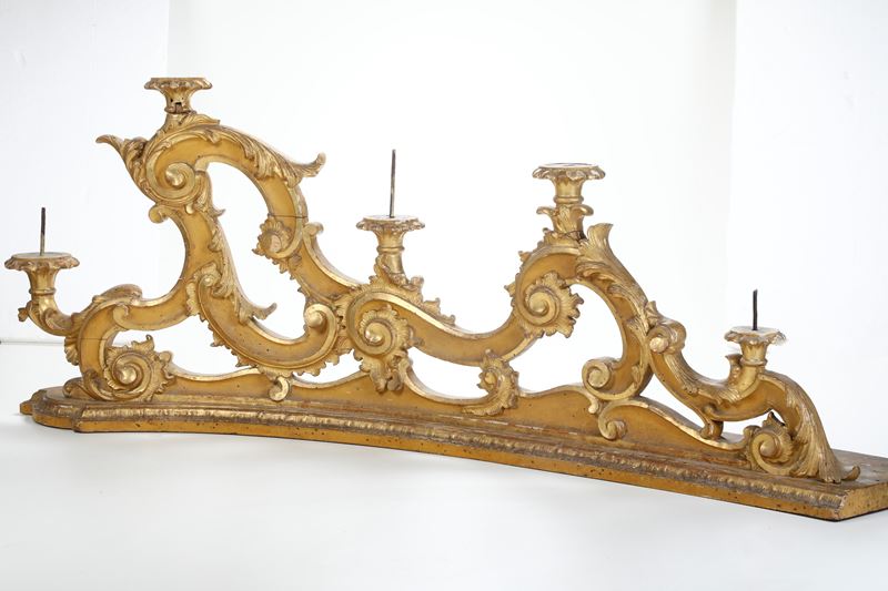 Fregio candelabro in legno intagliato e dorato. XVIII secolo  - Asta Antiquariato - Cambi Casa d'Aste