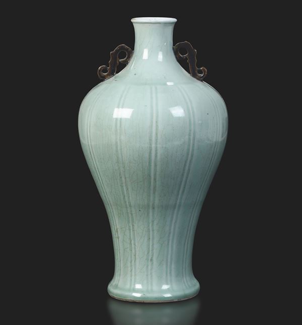 Vaso in porcellana Claire de Lune con decori incisi e piccole anse in metallo applicate, Cina, Dinastia Qing, epoca Qianlong, XVIII secolo
