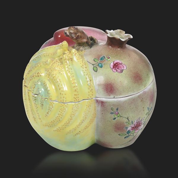 Scatola in porcellana a foggia di frutti con presa del coperchio a foggia di roditore, Cina, Dinastia  [..]