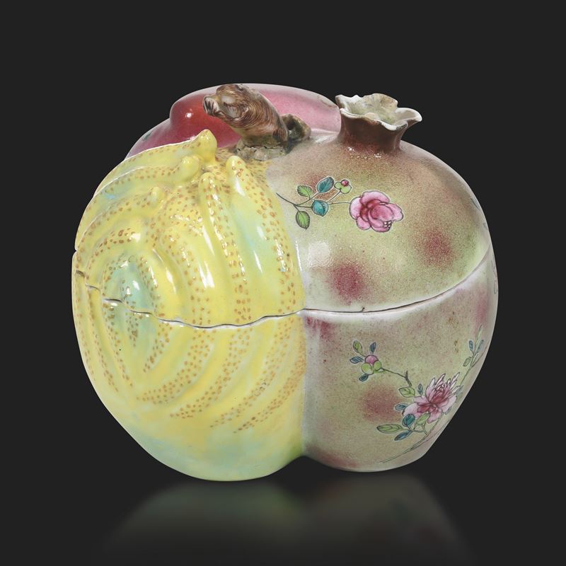 Scatola in porcellana a foggia di frutti con presa del coperchio a foggia di roditore, Cina, Dinastia Qing, XIX secolo  - Auction Asian Art - II - Cambi Casa d'Aste