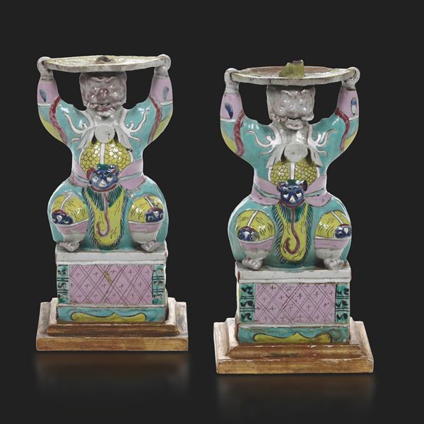 Coppia di candelieri in porcellana nei toni della Famiglia Rosa a foggia di dignitari, Cina, Dinastia Qing, epoca Qianlong, XVII secolo