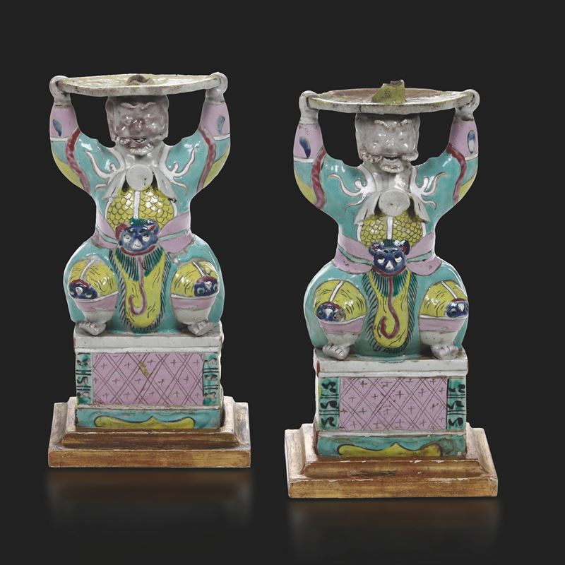 Coppia di candelieri in porcellana nei toni della Famiglia Rosa a foggia di dignitari, Cina, Dinastia Qing, epoca Qianlong, XVII secolo  - Asta Arte Orientale - II - Cambi Casa d'Aste