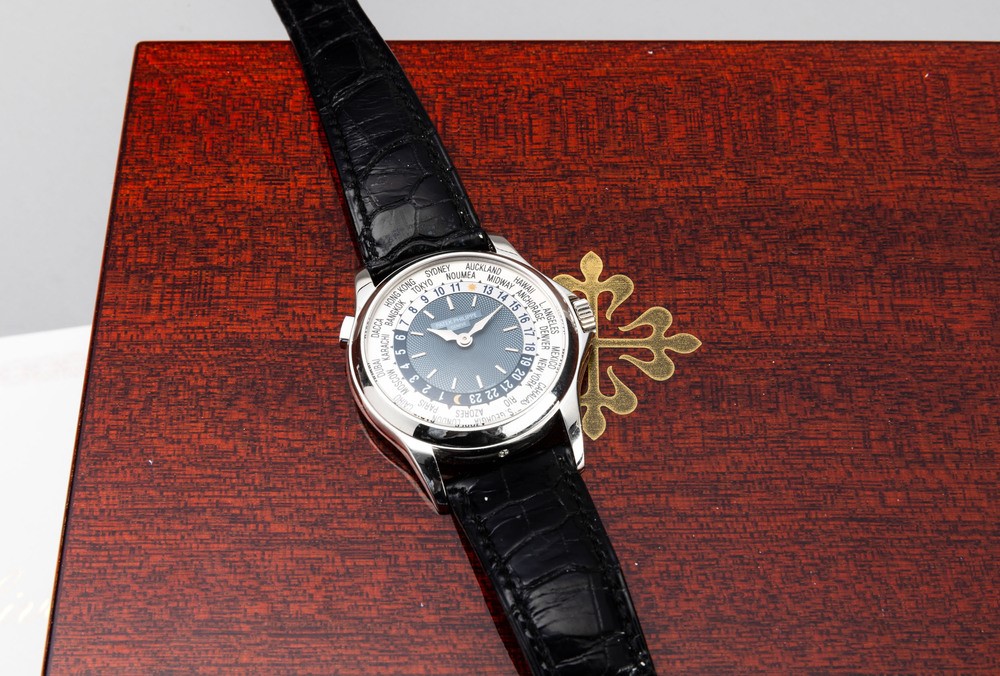 Patek Philippe - Raffinato ed Attraente Worldtime Ref 5110p in Platino 950, Quadrante Azzurro con...