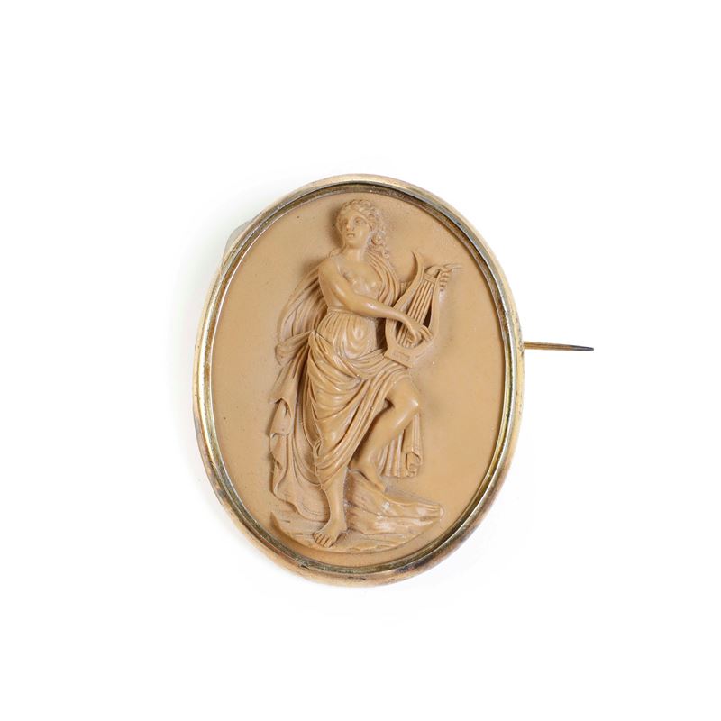 Spilla con montatura in oro a basso titolo (?) con cammeo raffigurante Musa in pietra lavica  - Auction Antiques - Cambi Casa d'Aste