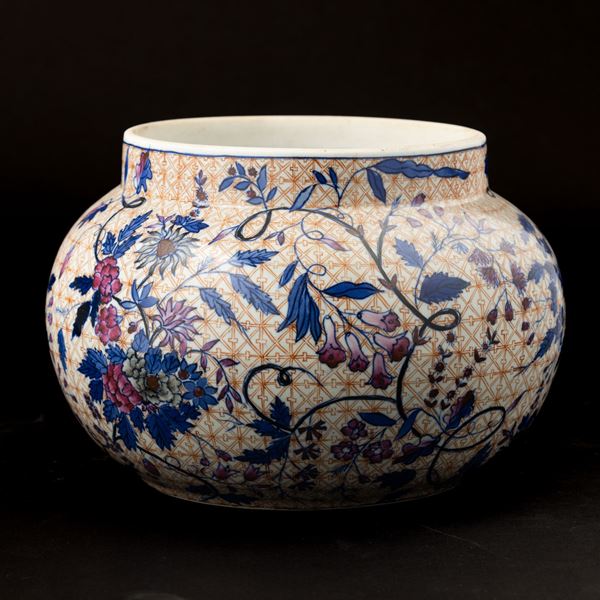 Potiche in porcellana con decoro naturalistico sul blu e sfondo geometrico sui toni dell'arancione, Cina, Dinastia Qing, XIX secolo
