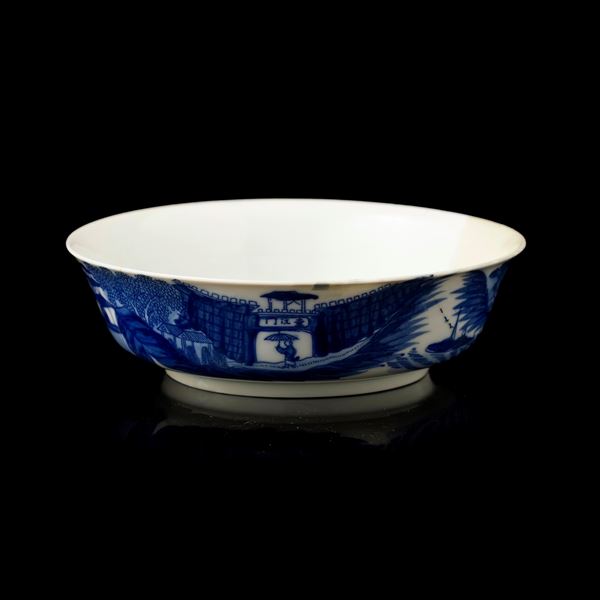 Ciotolina in porcellana bianca e blu raffigurante scena di vita comune con paesaggio, Cina, Dinastia Qing, XIX secolo